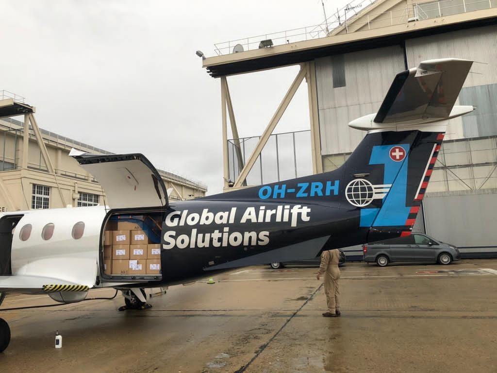 Porte de soute du Pilatus PC-12 ouverte avec des objets de chargement