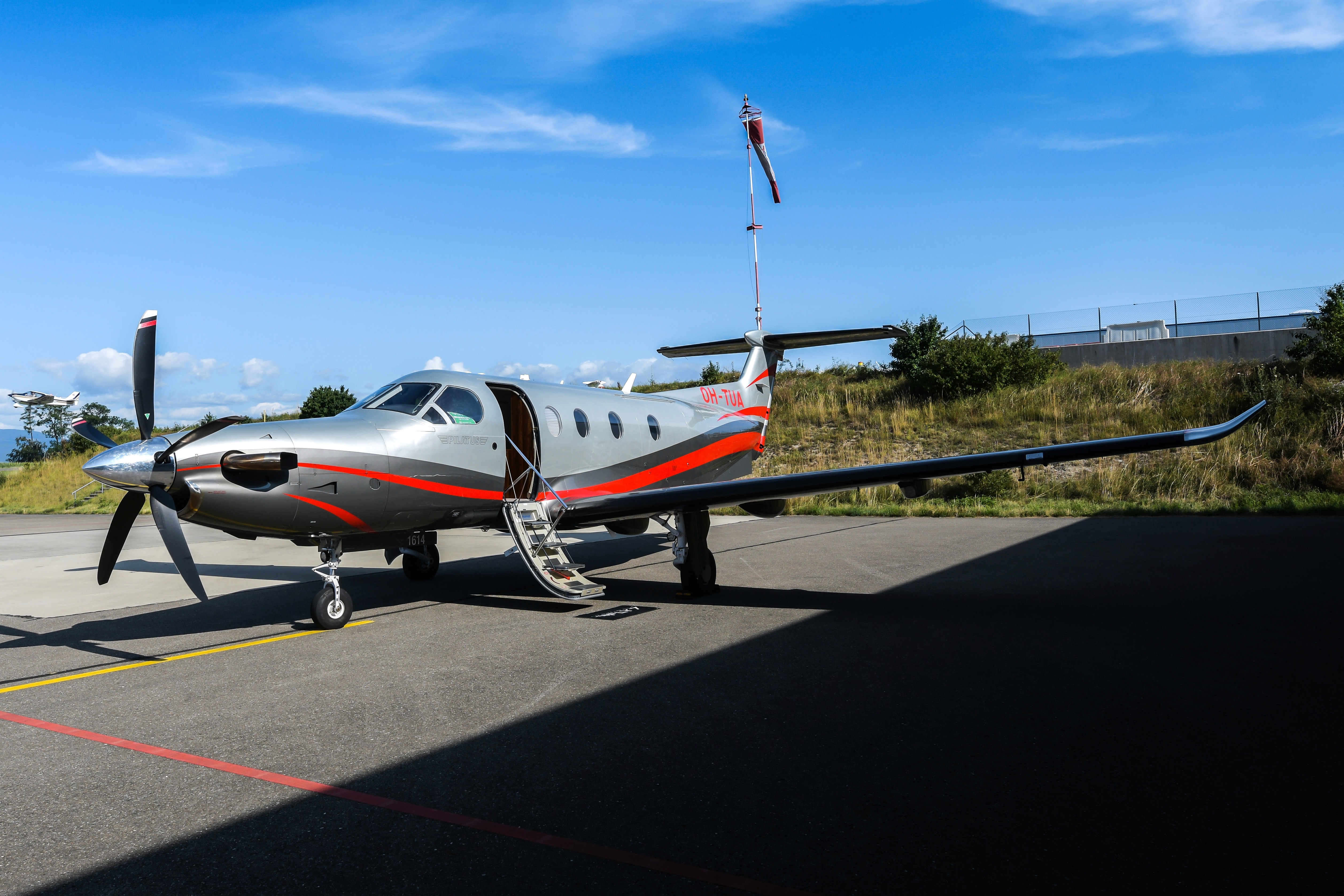 Extérieur du Pilatus PC-12 à l’aéroport de Lausanne