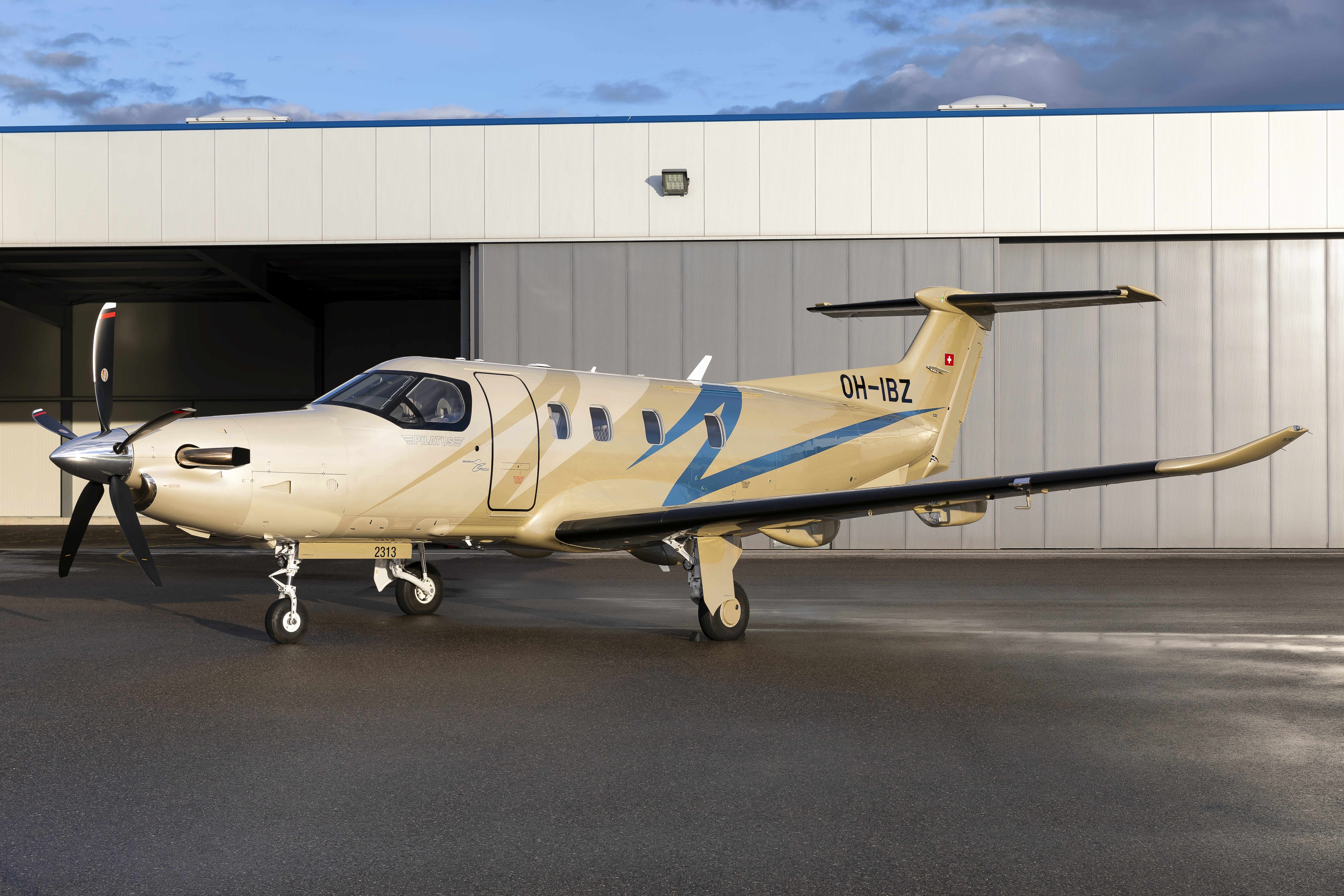 Extérieur du Pilatus PC-12 à l’aéroport de Lausanne