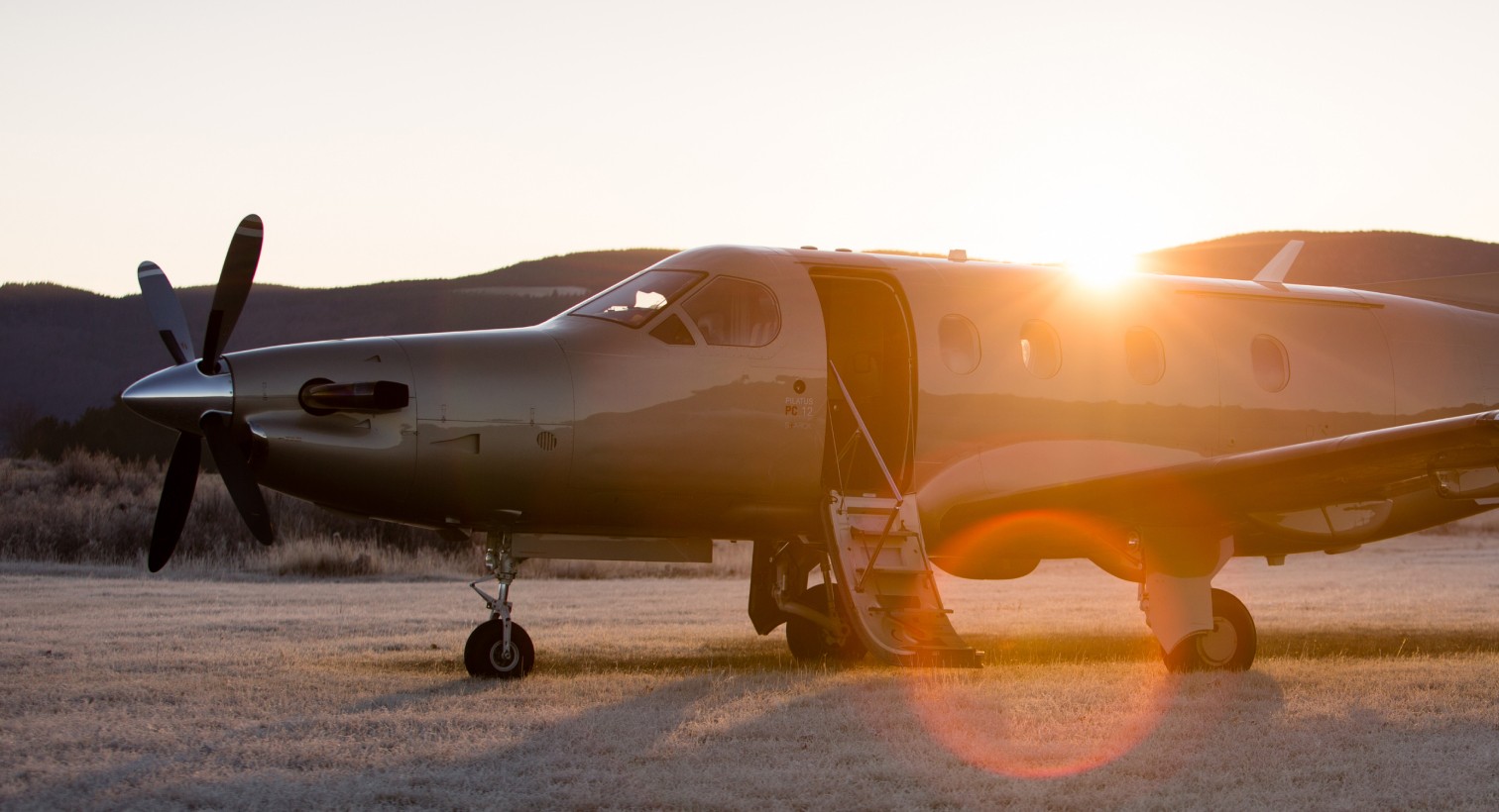 Extérieur du Pilatus PC-12 pendant l'heure dorée