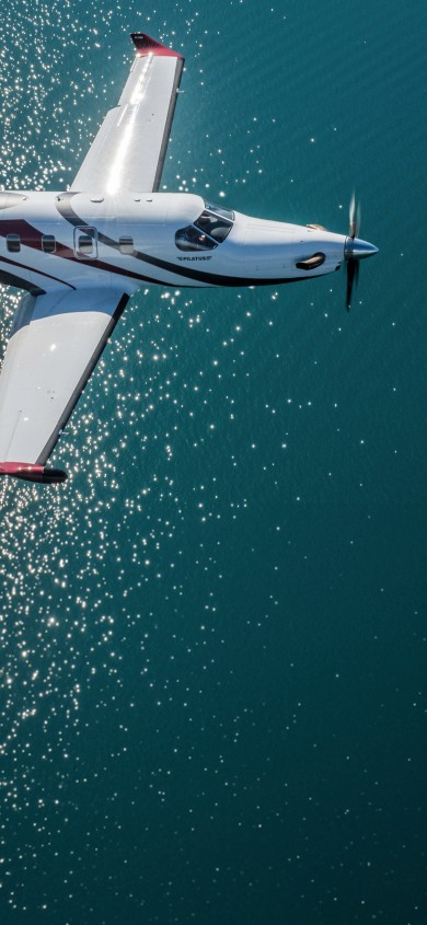 Pilatus PC-12 survolant un lac