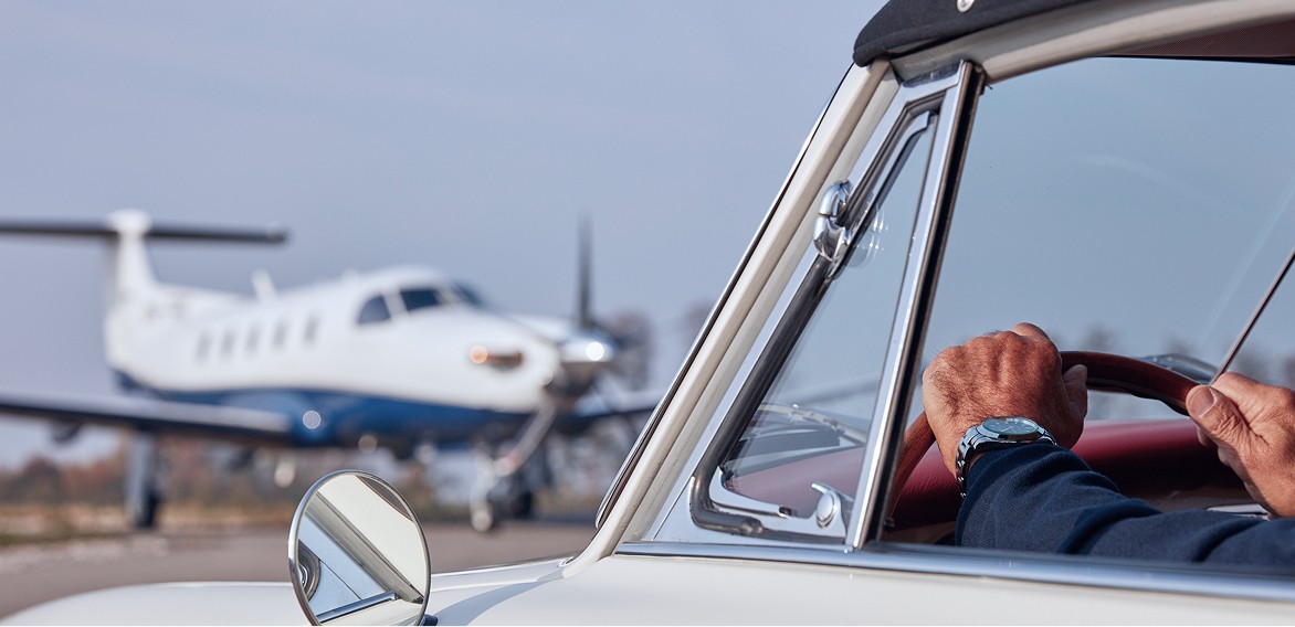 Client arrivant à l’avion en voiture avec un Pilatus PC-12 sur le tarmac