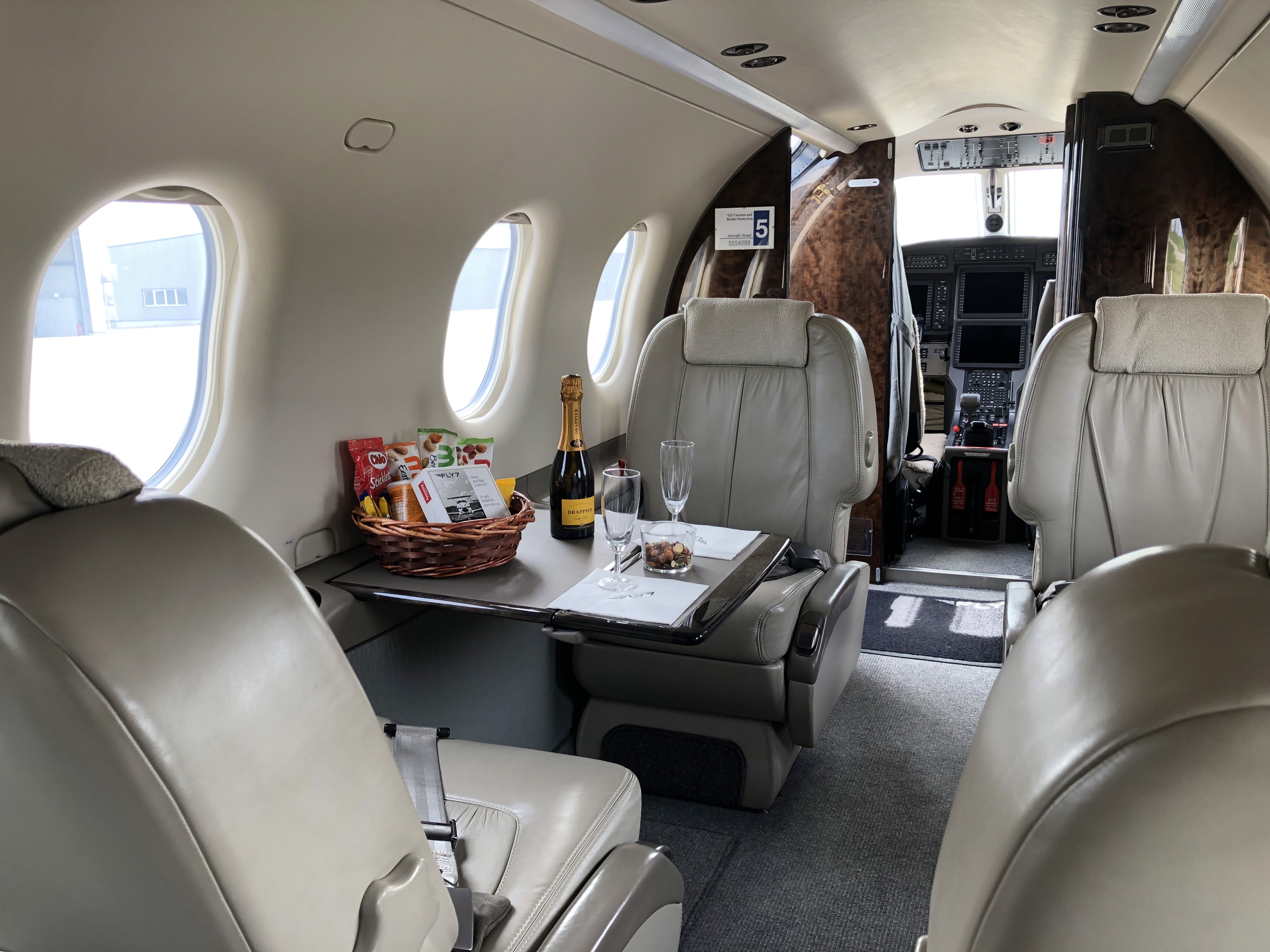 Intérieur du Pilatus PC-12 avec des en-cas