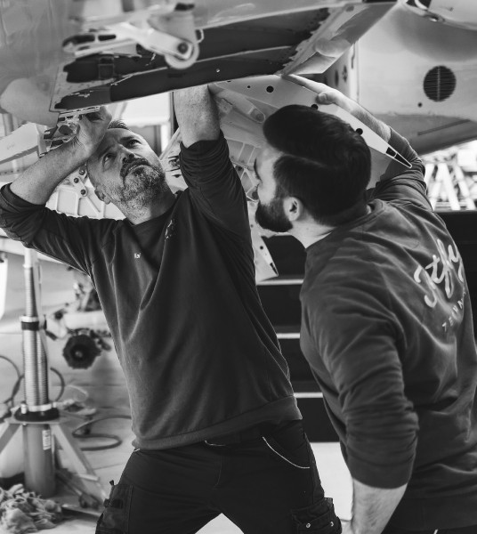 Deux ingénieurs en train de réparer un avion Pilatus