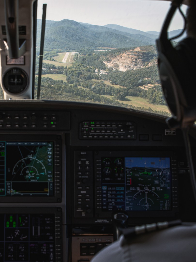 Pilot in cockpit approaching La Môle airport