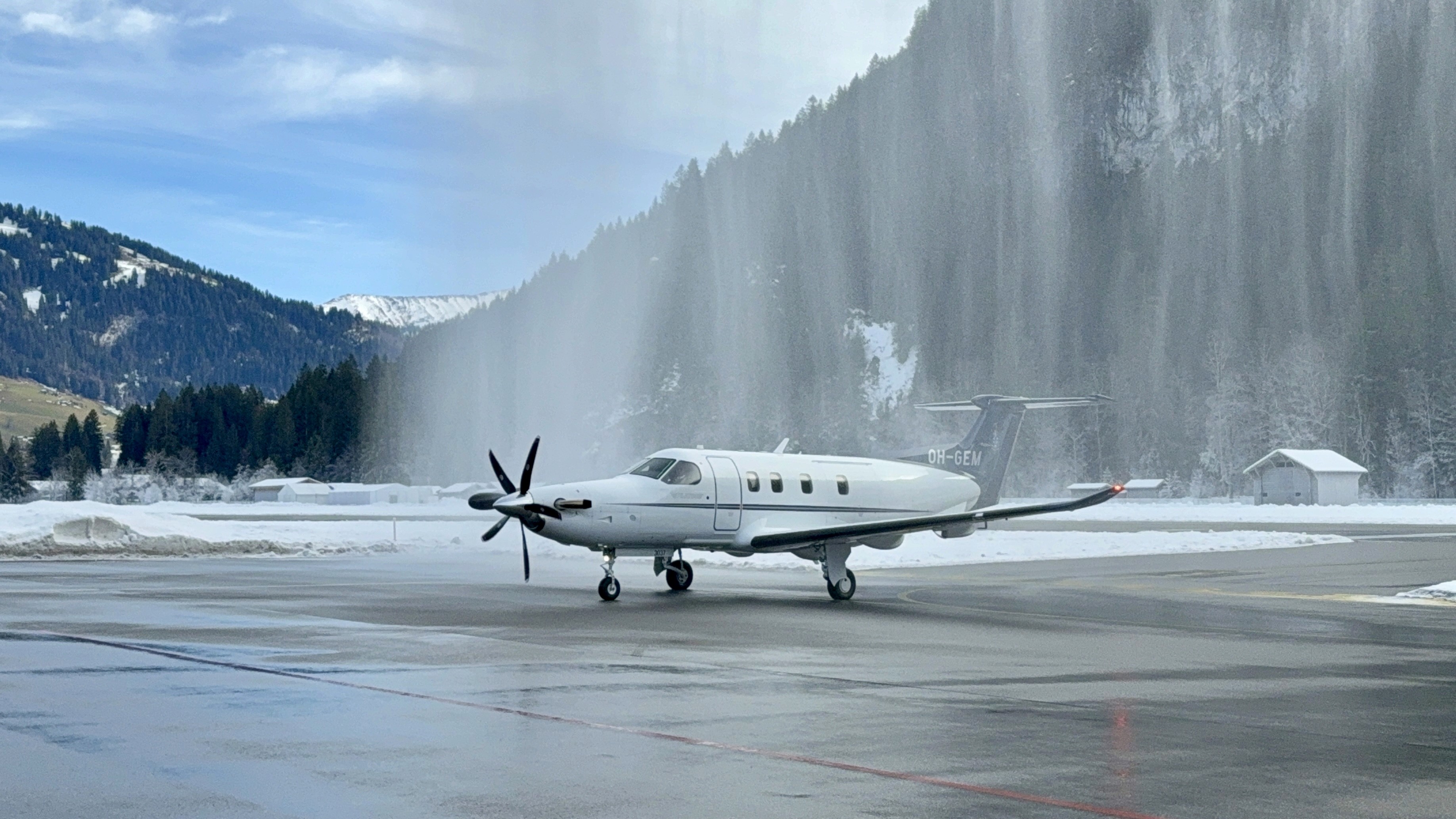Extérieur du Pilatus PC-12 à l'aéroport de Saanen