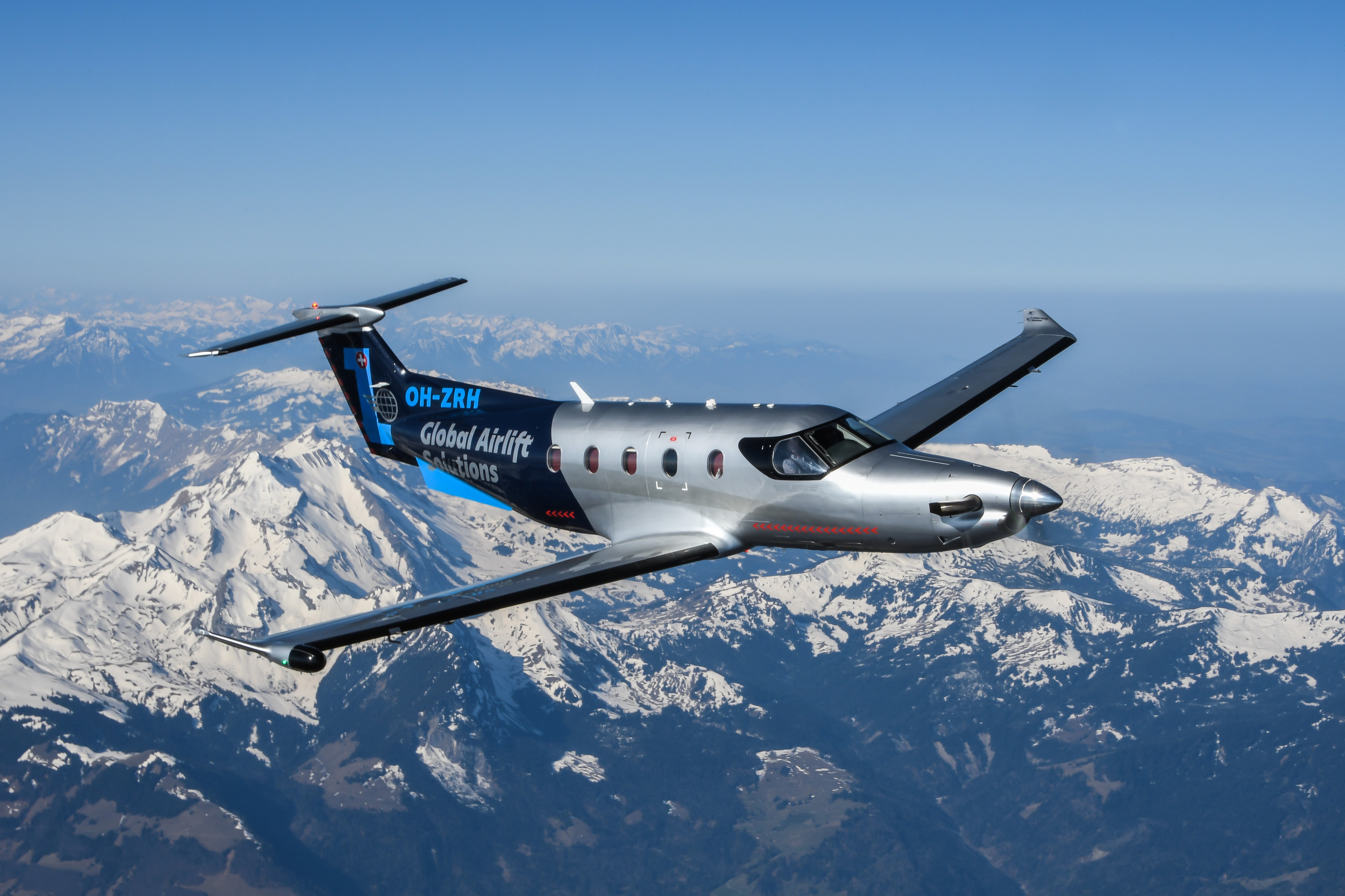 Pilatus PC-12 survolant des montagnes enneigées