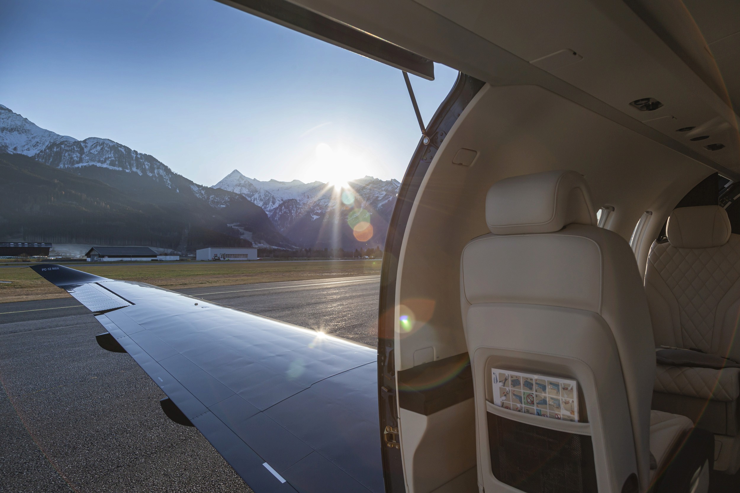 Intérieur du Pilatus PC-12 avec la porte cargo ouverte