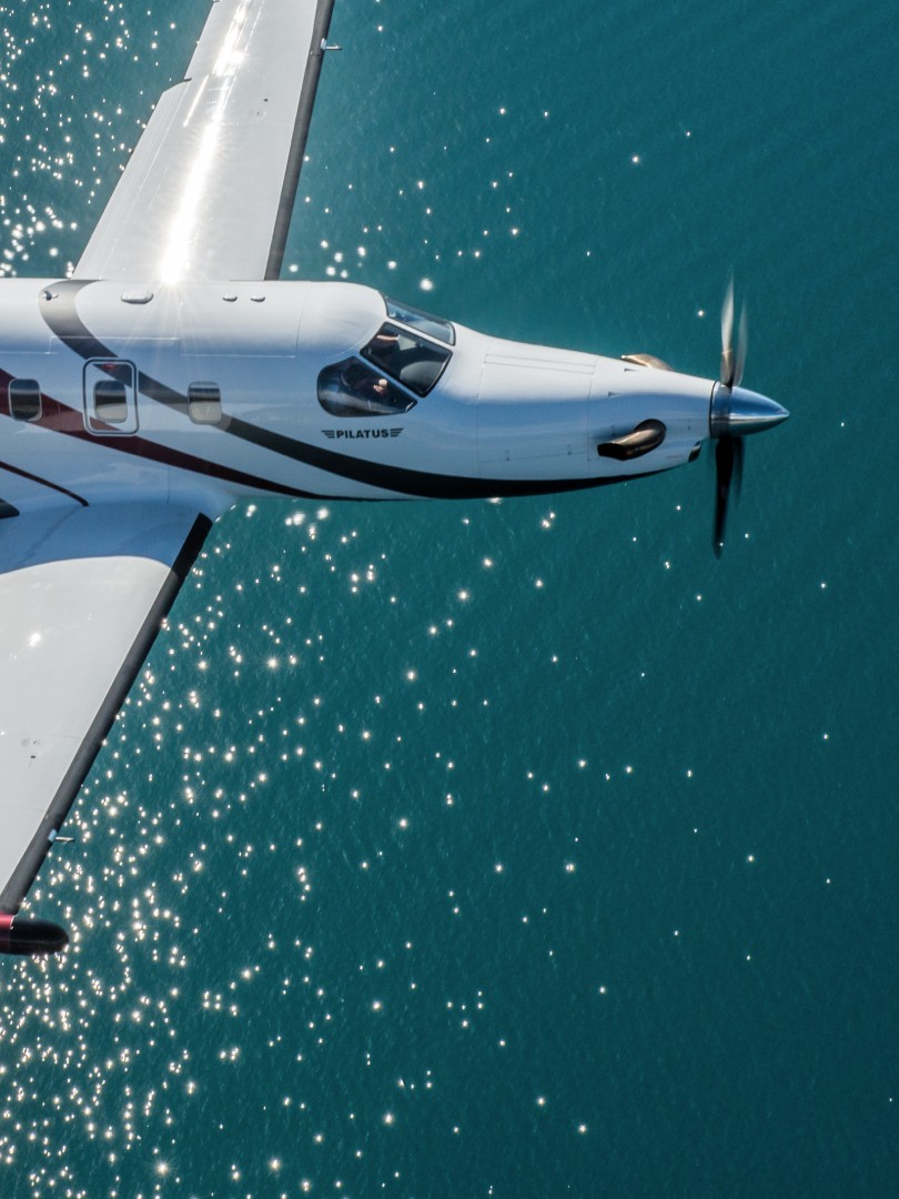 Pilatus PC-12 survolant un lac