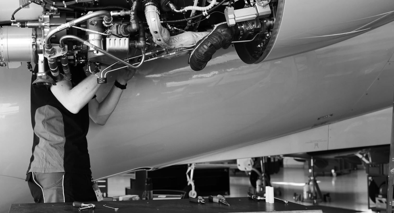 Ingénieur en train de réparer une pièce d’avion