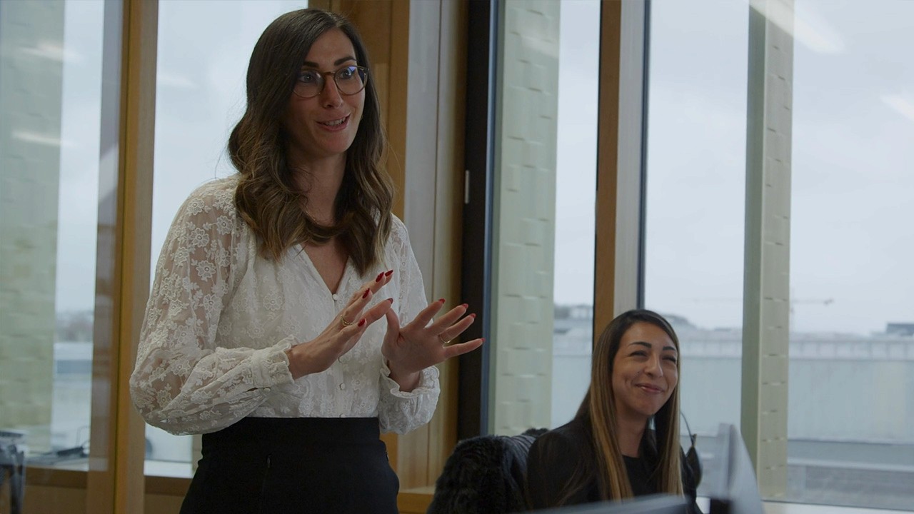 Deux femmes dans un bureau