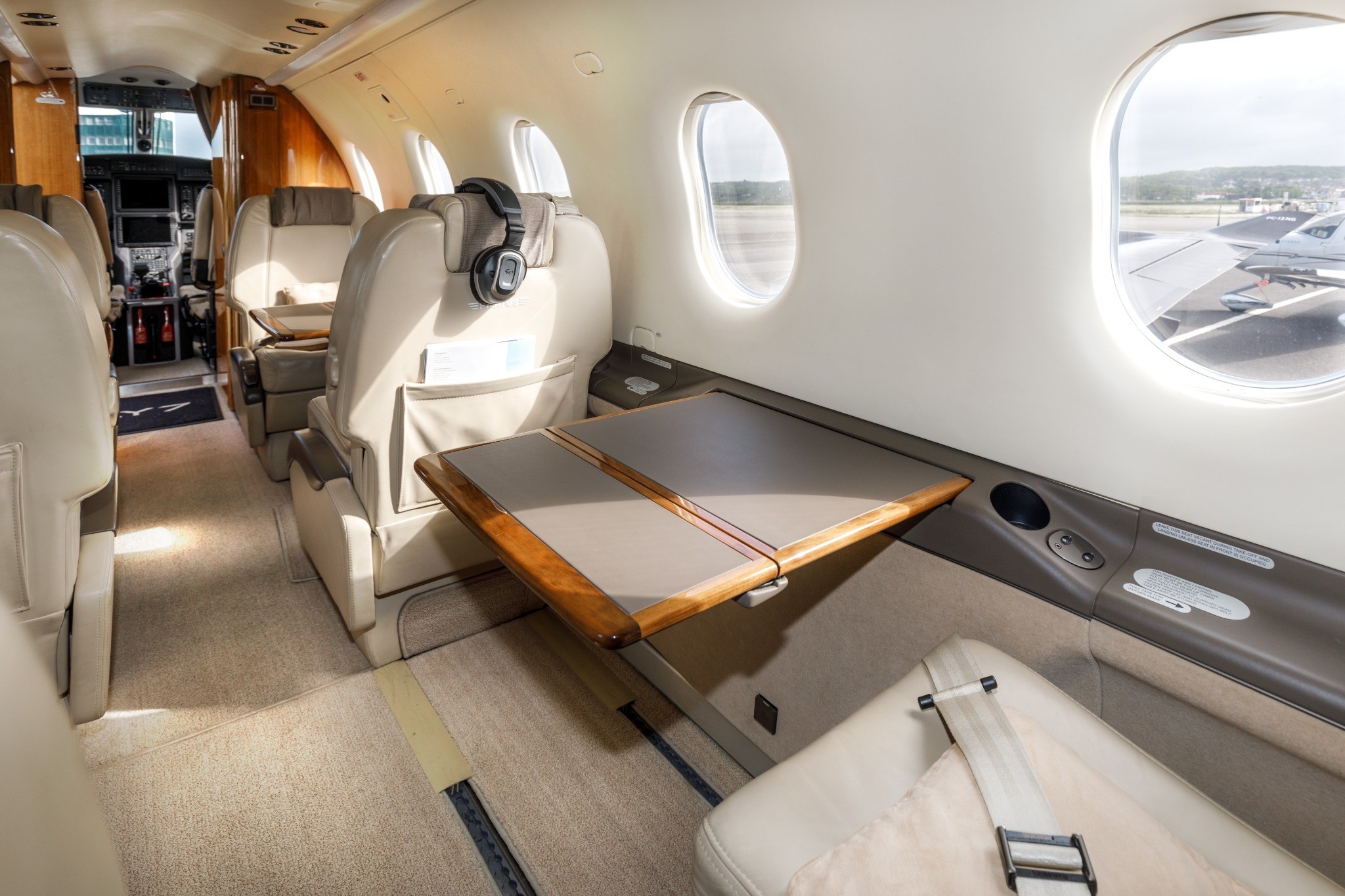 Vue de l’intérieur d’un Pilatus PC-12 à l’aéroport