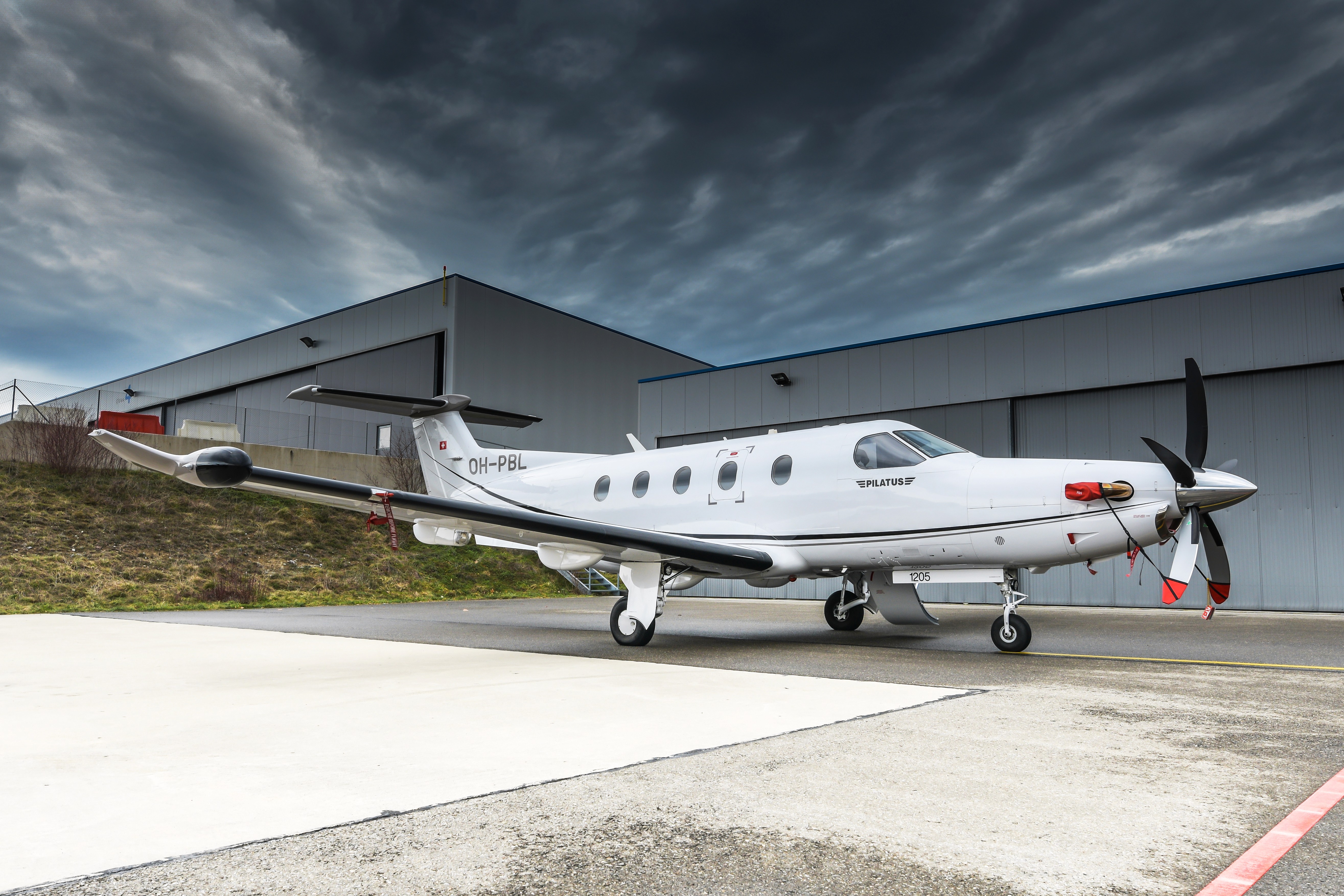 Extérieur du Pilatus PC-12 à l’aéroport de Lausanne
