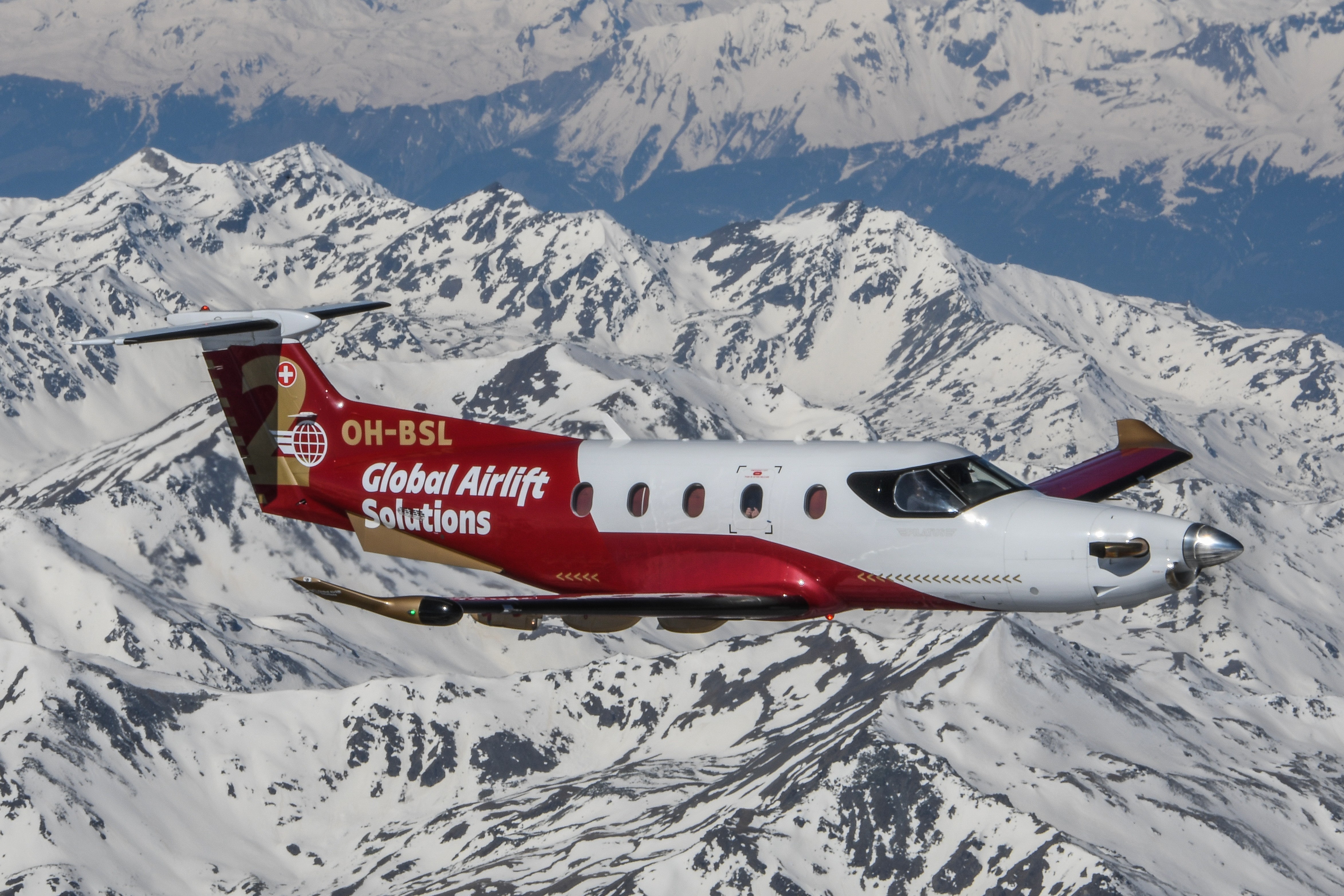 Pilatus PC-12 survolant des montagnes enneigées