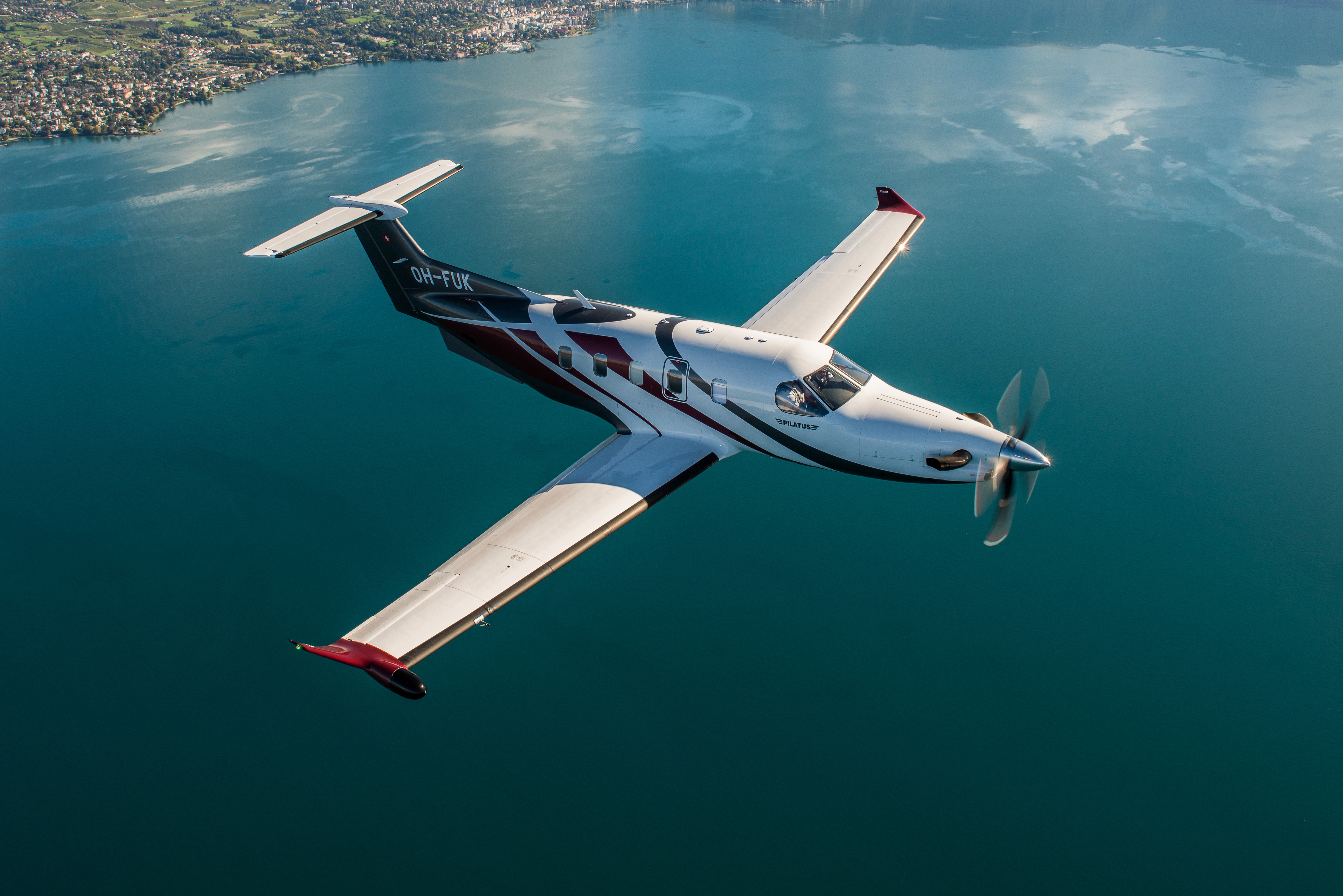 Pilatus PC-12 survolant le lac Léman