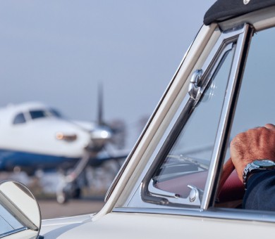 Client arrivant à l’avion en voiture avec un Pilatus PC-12 sur le tarmac
