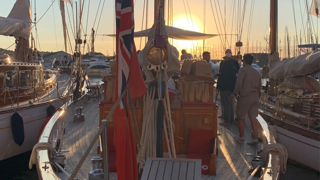 Yacht and sunset on St-Tropez harbour - Jetfly