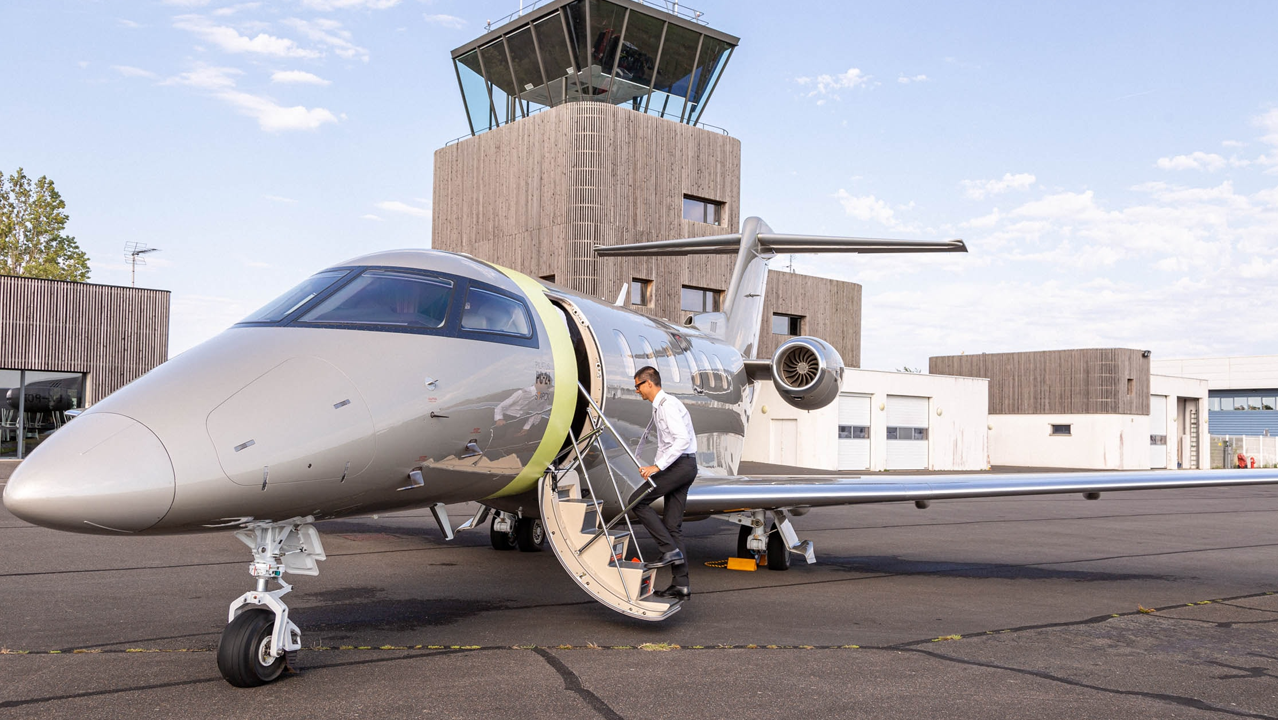 Pilatus PC-24 at Blois airport | Jetfly